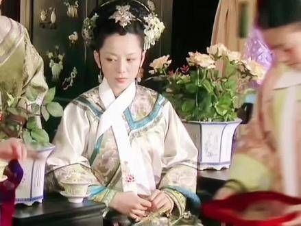 敬妃自从有了胧月，便再也没有佩戴过那些华丽的饰品了！