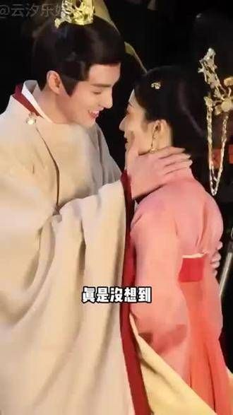 女星拍摄吻戏时的小聪明藏不住,迪丽热巴用信用卡当盾牌…