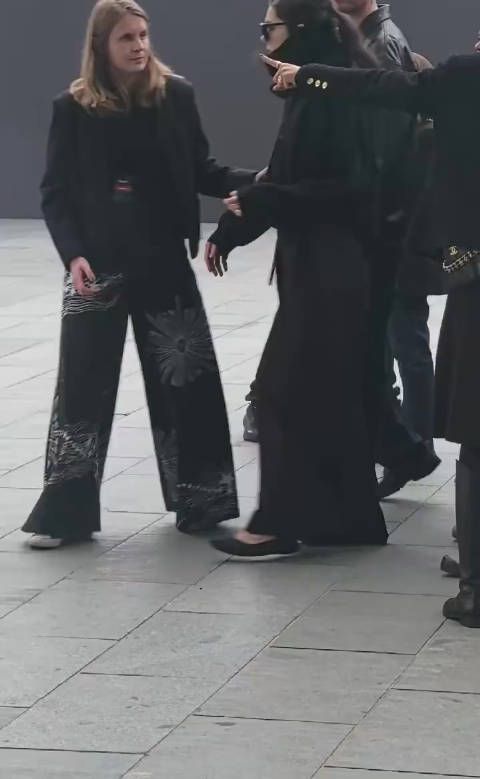 外国人来chanel大秀也要拜乳猪,还以为只有开机有这种风俗,原来大秀也需要…