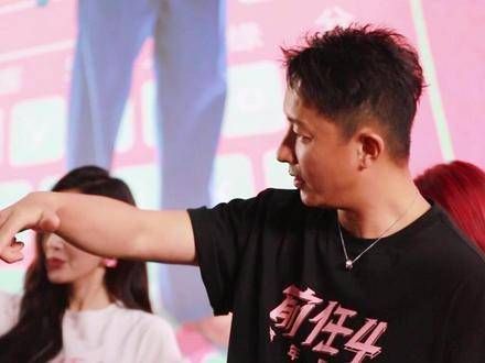 好家伙!终于又见到跳舞了!一遍就会!不愧是我们初代爱豆!