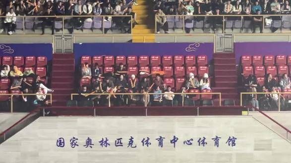 王菲现身女儿窦靖童演唱会,竟然用荧光棒打人?哈哈哈哈哈