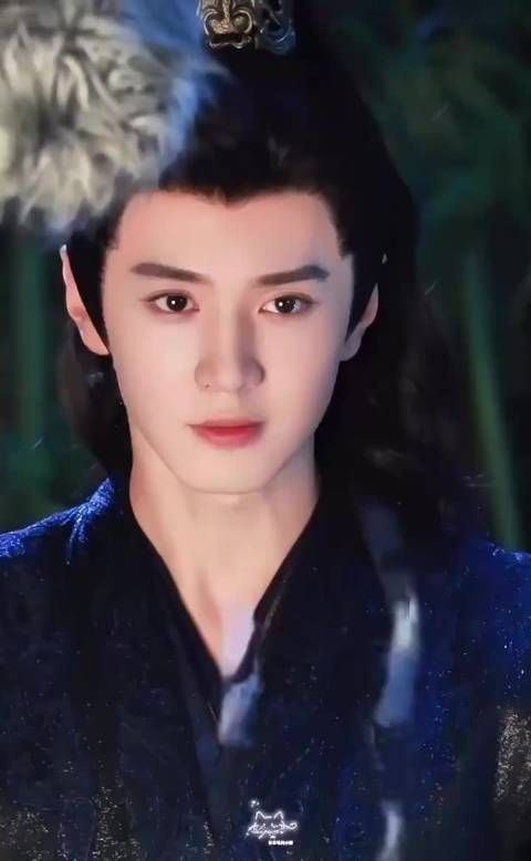 陈哲远路透一笑,苏力爆棚,仿若春日暖阳,瞬间将心湖搅乱,魅力难挡