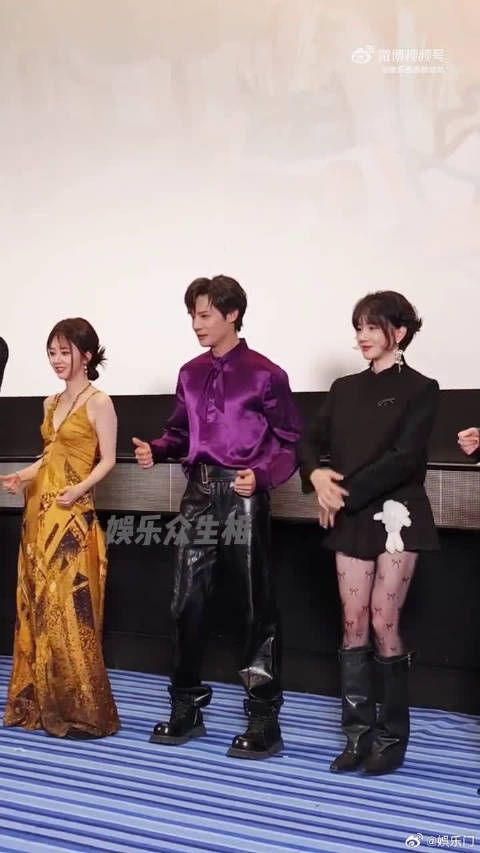 蜀锦人家手势舞挑战,谭松韵、郑业成领舞,陈小纭跟上,三人同框甜度超标!