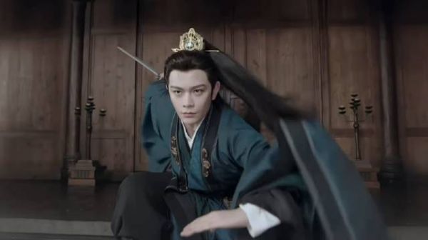 我亲手养大的玫瑰,自然有几分与我相似 ✘