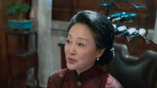哥们一点眼力劲都没,当着全家人面提女孩