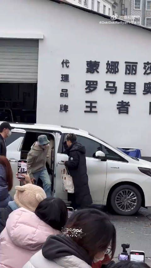 丁禹兮今日上班路透,牛仔渔夫帽造型,好精致的小丁又敷面膜上班喽…