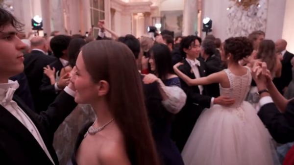 巴黎名媛舞会的场地这么挤的么,闹哄哄的跟菜市场似的…