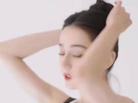 众人中那一笑倾城,世间色彩皆成尘土