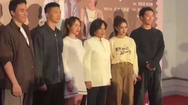 何超莲新片首映礼,窦骁惊喜现身,何超琼携何家全员到场支持