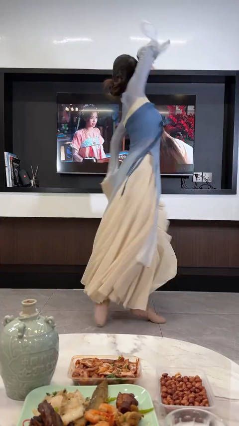大哥真大方,我也边喝边看嫂子