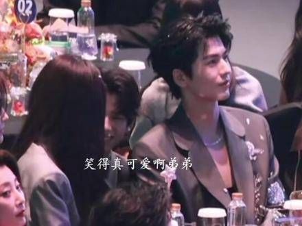 好养眼的一家三口!子烨宝宝来和哥哥姐姐聊天啦