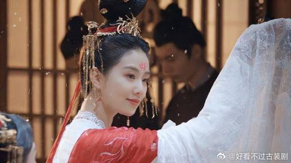 刘诗诗饰演任如意,穿白色古装红绸起舞,宛若仙女降世