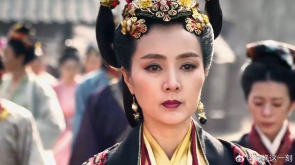 公主真是真性情 嚼完草药就涂妃子手上，真不嫌埋汰！