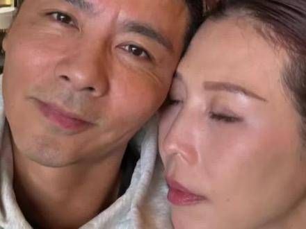 蔡少芬展示与丈夫张晋的合影,两人越来越像夫妻了