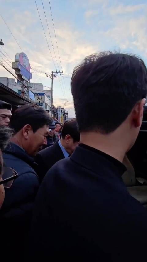 这个李在明最近出镜率特别高，哪里都有他，不是戒严期间直播…