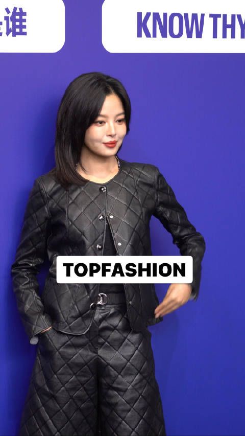 姐的状态太好了!自信自如,依旧是一身香奈儿,又美又飒!