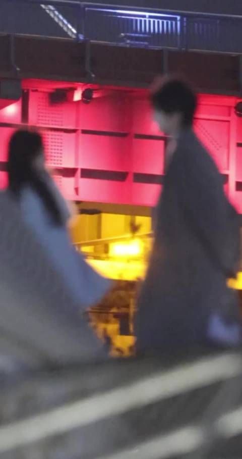 赵今麦的灵动撞上宋威龙的帅气，大衣抱瞬间定格成绝美画面，糖分超标…