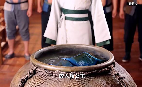 男子出卖鲛人族公主 送上餐桌当美食享用,鲛人公主在女主帮助下…