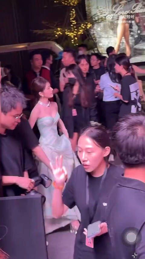 赵露思红毯现场无滤镜直出,这是最接近她真实的颜值了