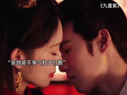 宋墨在新婚之夜为窦昭做了烤鱼,两人的亲吻却被表姐突然闯入打断了!