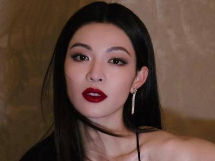 小心,不要与她对视哦