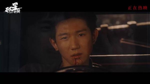 王源饰演的李一民,以微笑面对生死,那一刻的勇敢与从容,让人敬佩又心疼…