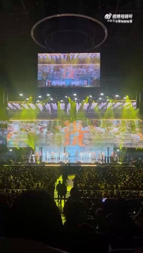 昨晚,《飞天》舞台视频让张艺兴的粉丝们仿佛置身于演唱会现场…