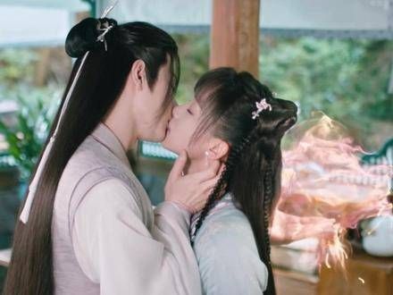 长岄情难自控亲吻了元宝,回想起姥姥的指令却不知如何是好