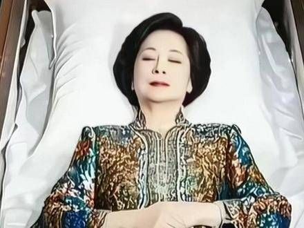 琼瑶“临终托财”为何绕过亲生子,反而将25亿财政大权交给了她?