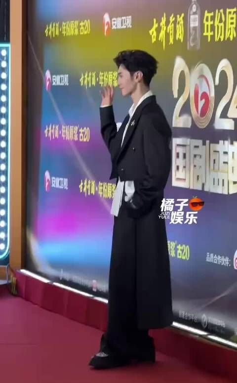 陈哲远帅气亮相红毯,听到媒体老师的指示抬头向上看…