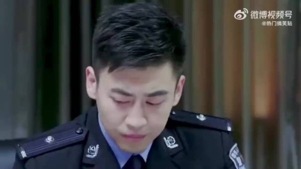 在坐就他一个明白人 !