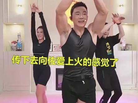 网友在机场偶遇向佐,传言他最近状态火热,似乎陷入了爱河