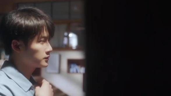 这个镜头切换,黑白对比鲜明,展现双重人格《猎罪图鉴》檀健次饰演的沈翊