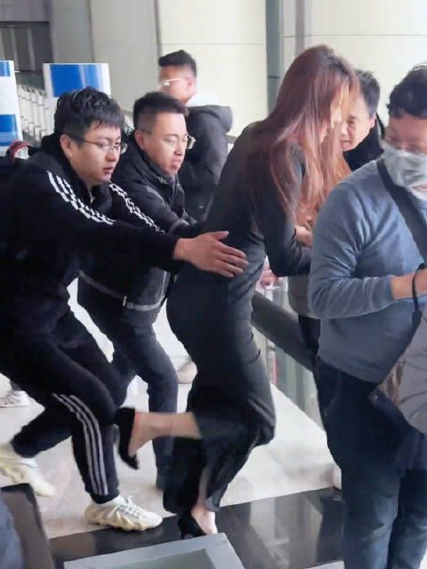 你看小姐姐好几个人搭手,如果换成是老奶奶你看