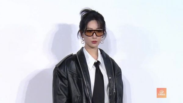 杨紫嘉人红毯 杨紫:明年会播出《国色芳华》,很快就会和大家见面了