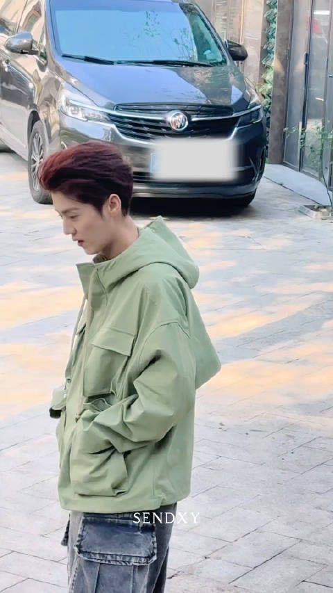 鹿晗绿冲锋衣,我勒个帅气男大,鹿晗硬帅