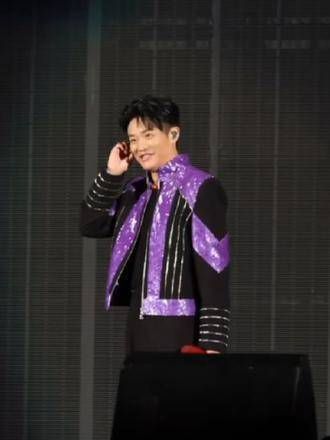 曾毅在演唱会上开小差,结果被花姐当场抓住