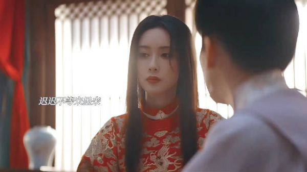 知道窦昭的心结是找到母亲的镯子，宋墨从火中捡起来，在大婚之前给她送过去…