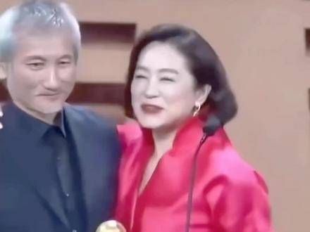 林青霞与徐克一站便是江湖,70岁的林青霞风采依旧,保养得当,真是令人羡慕
