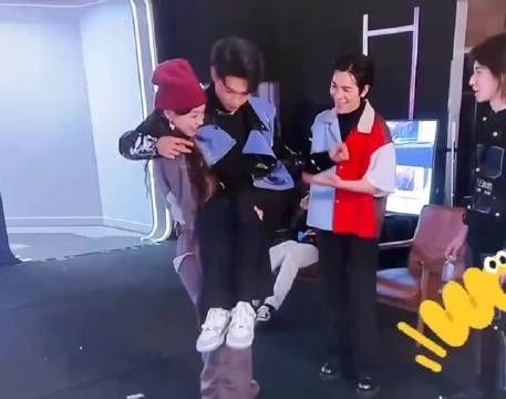 咱就是说,秦霄贤你得多吃点啊,女孩子都能轻松抱起你了!
