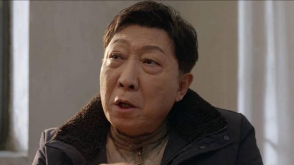 俩老头互相拿儿子攀比，炫耀谁比谁有钱，场面太搞笑了