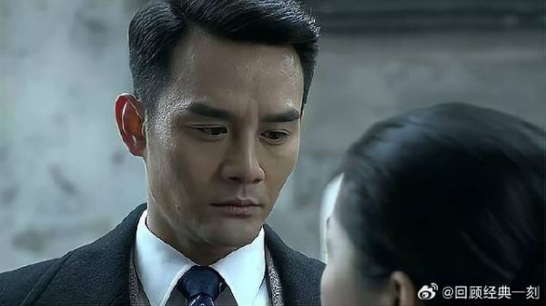 孤狼监视明台暴露,吓得慌不择路,结果被明诚当街射杀