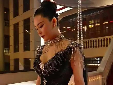 张馨予 张馨予 1斤金冠 拍戏,展现 龙泉宝剑 造型魅力