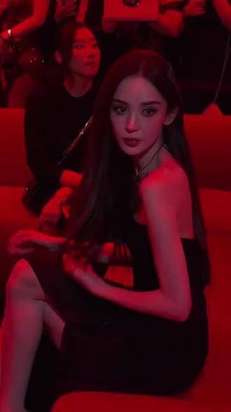 娜扎回头打招呼,颜值真是太高了,她真是太美了