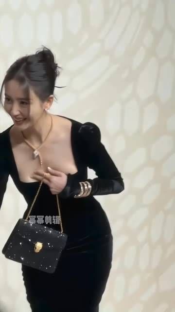 魅力女神佟丽娅,她的气质优雅大方,美得如此高级…