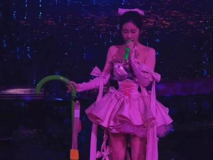 张壁臣在演唱会上多次哽咽落泪,5岁的女儿上台助阵献唱