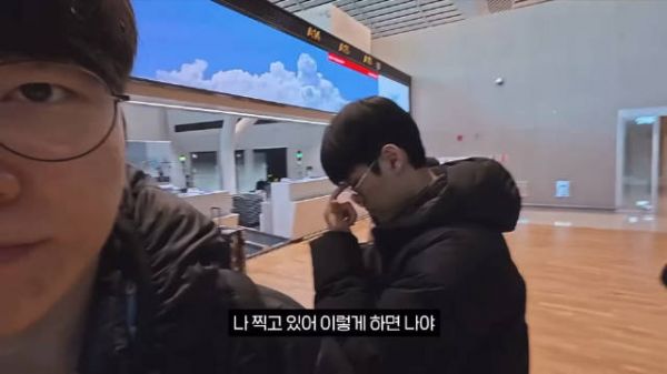 对着镜头整理发型的faker 好像猫哈哈哈 ufe_t1