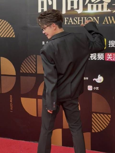 在搜狐时尚盛典 红毯上定格拍照,害羞得脖子都红了