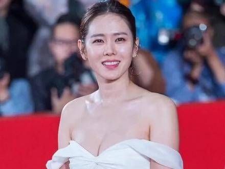 孙艺珍身穿一袭真空白色抹胸长裙,大秀傲人事业线,真是人间尤物莫过如此