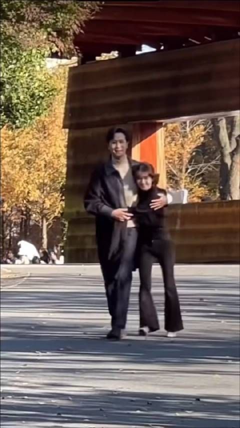 恋人路透,赵露思这高跟鞋看得我脚疼,她和彭冠英身高感觉不止差20cm